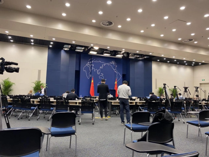 就有同行记者就提醒我,等着大选结果出来那天吧,外交部记者会会很精彩