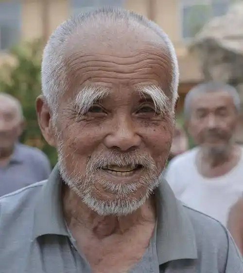 被称为"长眉大仙",佛教的阿氏多尊者也是长眉毛的,被称为"长眉罗汉"