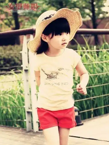 小女孩平刘海后梳中短发发型