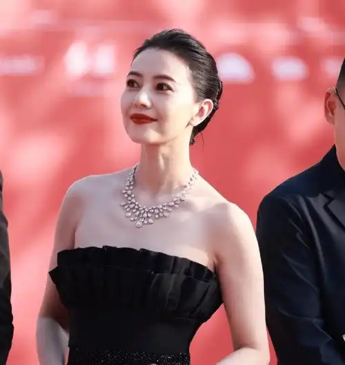45岁高圆圆用珠圆玉润的身材,给白幼瘦女星上了一课_电影节_女明星