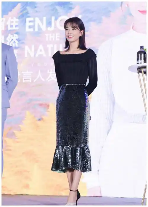 41岁刘涛真美啊穿紧身亮片裙勾勒出窈窕身材剪刘海后更温柔了