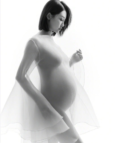 郑恺晒孕肚照为娇妻庆生,穿白色透视裙,两人互碰肚子超有爱