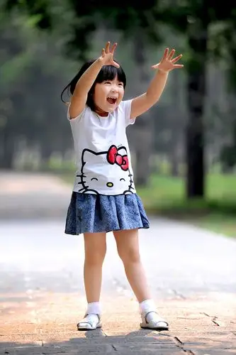 公园里的萌丫头