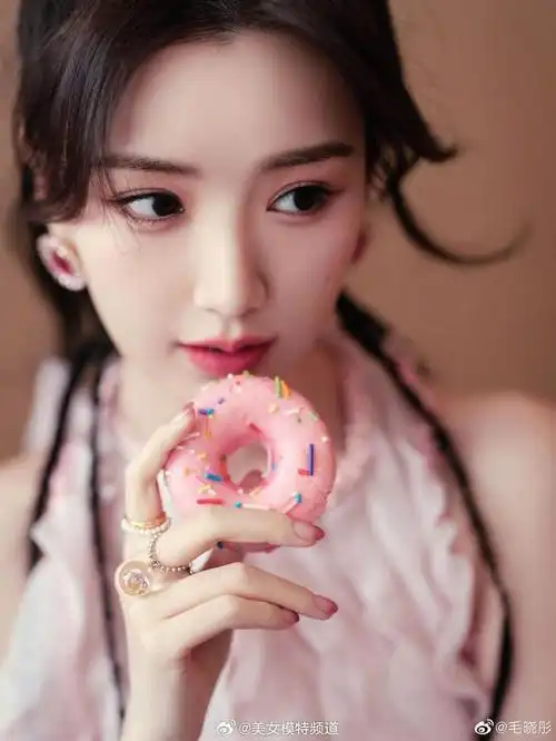 毛晓彤穿粉丝背心牛仔裤甜辣十足笑容灿烂元气满满