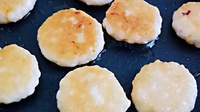 【步骤五】:把糯米饼煎至两面金黄熟透,就可以出锅了.