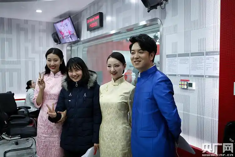 中国声音中国年主持人给听众网友拜年