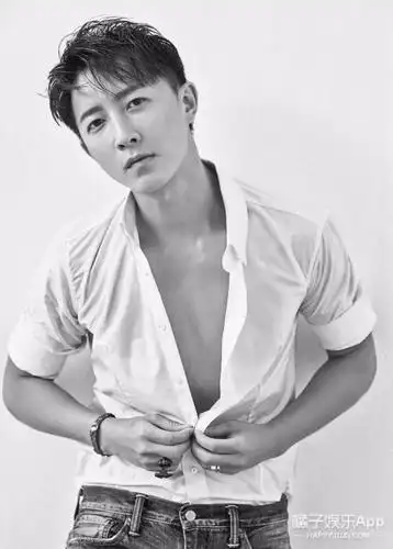 这是韩庚在早期的发型,整个造型侧重打造刘海的设计感,再搭配一些简单