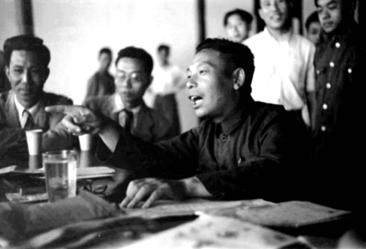 蒋经国赣州主持集体婚礼现场照 手拿的家训今天人们依然铭记