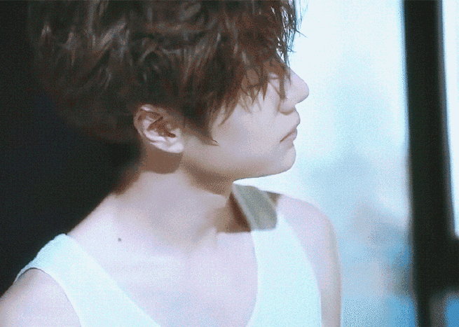 王一博 x 白背心#王一博卷毛吐舌##王一博#王一博脖子上的痣依旧这么