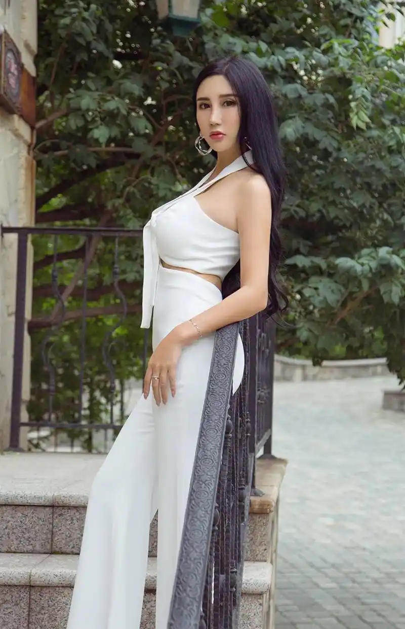 尤果女神艾霓莎 上演性感公路大片 这才是所谓的胸部以下全是腿