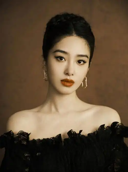 杨采钰油画感大头照##杨采钰怼脸图没输过