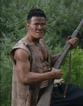 我成sir是无法从这六块腹肌的肌肉男 联想到当年那个身形单薄的张嘎了