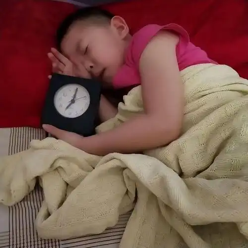 "宝宝早上醒的太早,妈妈伤不起"!娃5,6点就醒,该如何解?_腾讯新闻