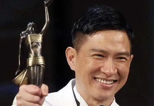 张家辉偏分油头发型图片(3)