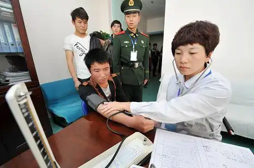 宁夏银川:应征男青年参加征兵体检