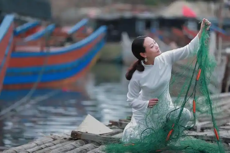 化妆,动作指导:宁静 大海边 沙滩上 风吹榕树沙沙响 渔家姑娘在海边