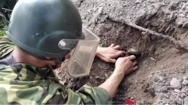 在中越边境云南段,我们的排雷战士正用血肉之躯,进行第3次大规模