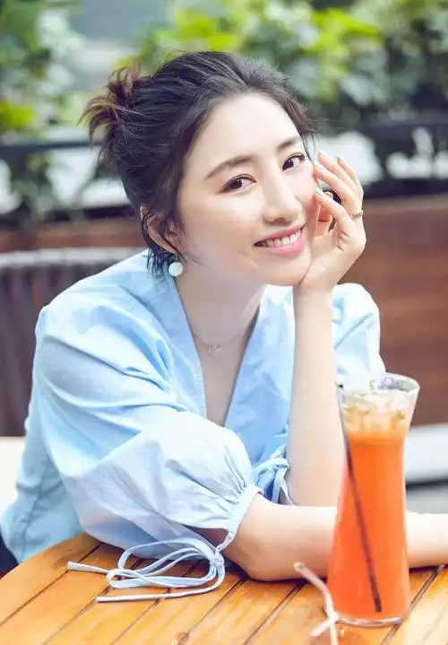 小编相信大家多多少少的还会对周捷有点印象吧,周捷是一位体操运动员