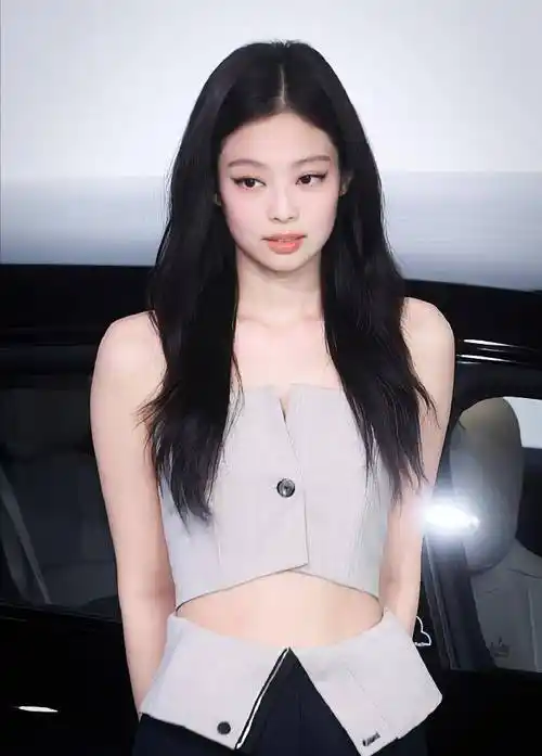 jennie金智妮海报大片释出,一袭浪漫白裙飘飘当女神_自然_身材_小丸子