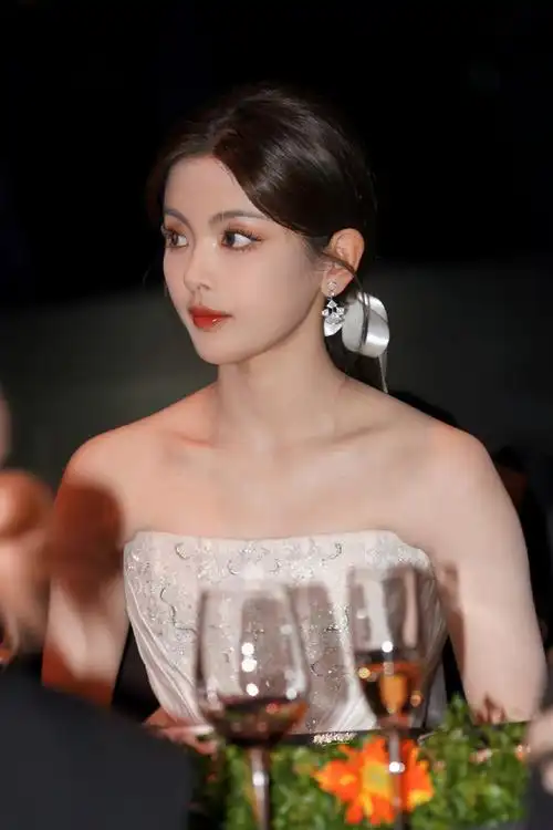 杨超越锁骨高光