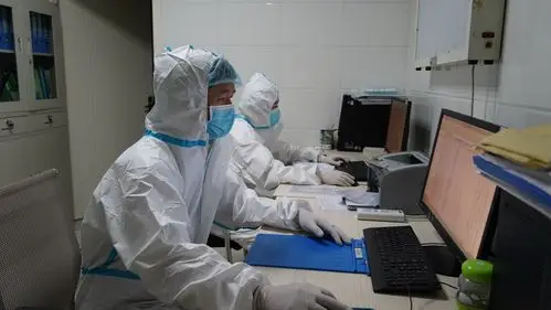 8月19日,柯坪县人民医院急诊科医生在录入患者信息. 通讯员 艾热提 摄