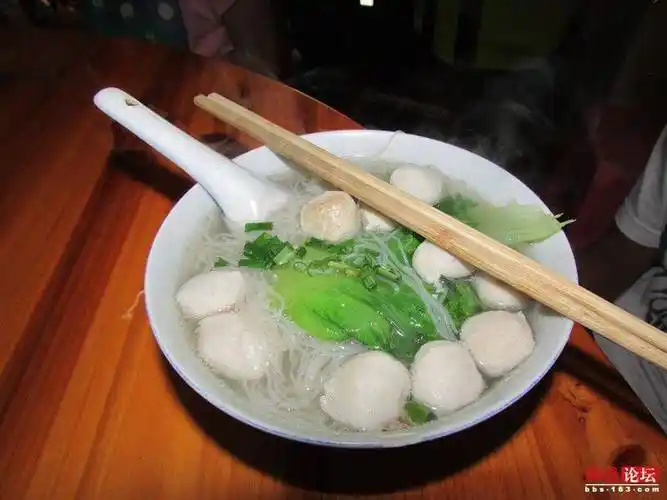 早餐:肉丸青菜汤米粉