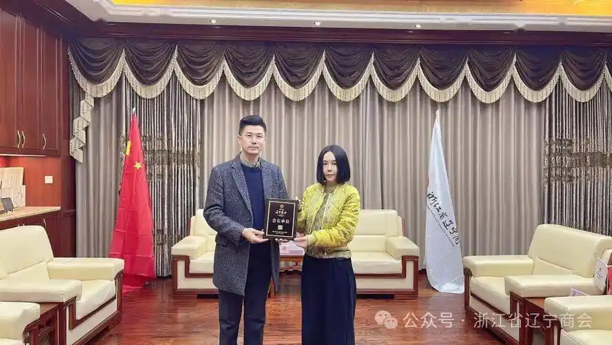 我会会长周广鹭授牌常务副会长曾泽