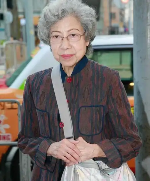 有着tvb御用"鬼婆婆"称号的罗兰于去年做完换膝盖手术,虽然其已做完