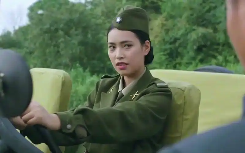 乱世危情:女特务强行闯关撞死人,战士直接乱枪射死,精彩!