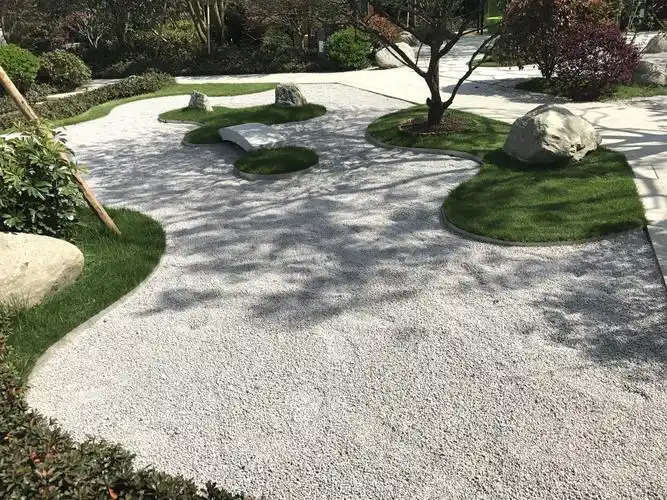 在园路的另一侧采用了日式园林里的枯山水来进行造景.