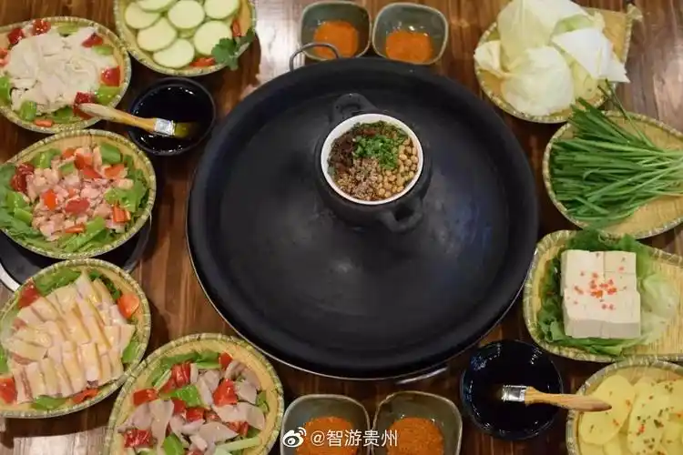 水城烙锅作为贵州小吃的代表之一,起于清代,至今已有近300年的历史了.