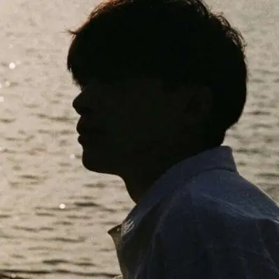 个性高冷玩网男头/听着最忧伤的歌 想着触不可及的人_男生头像_我要