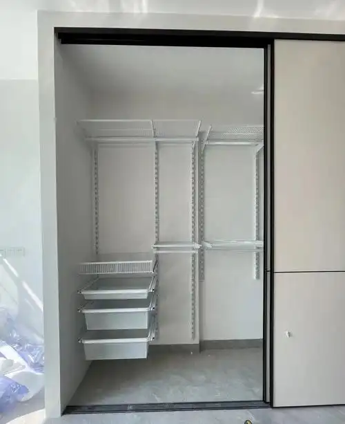 是日本步入式衣柜,实际上就是在房间的角落,用水泥,砖砌成的一堵墙