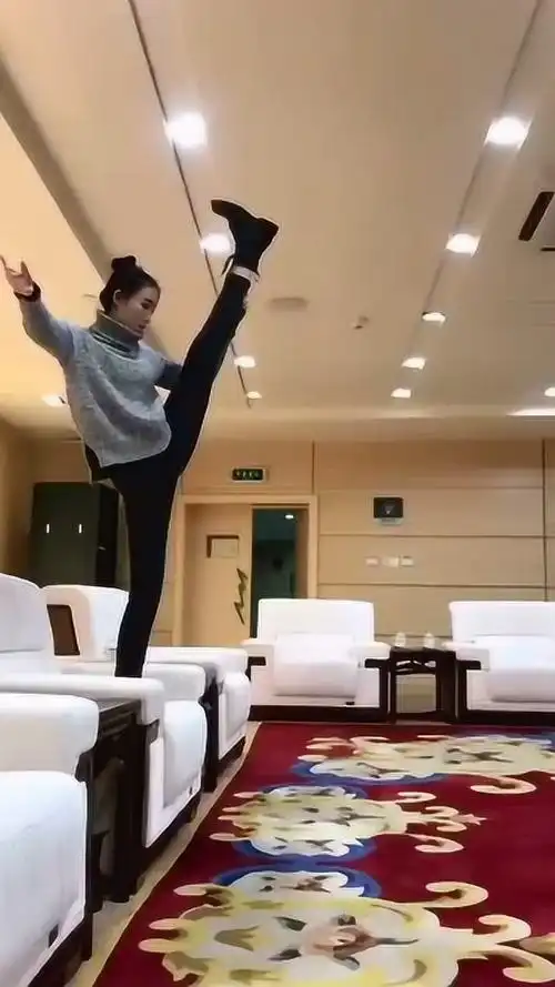 说这是全网最高难度一字马应该没人有意见吧