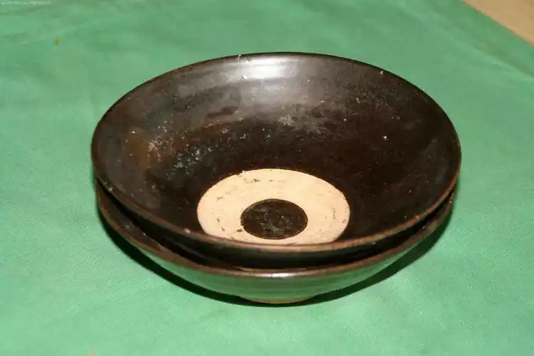 元酱釉大碗两只