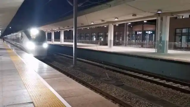 夜晚动卧高铁进站 5月10日晚摄于广东惠州南站 67