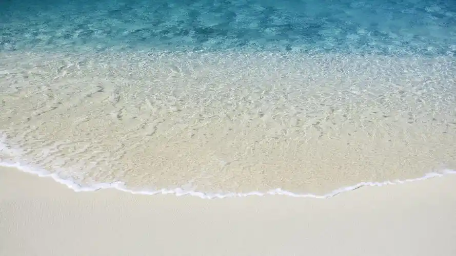 沙滩上的海浪图片,4k高清风景图片,娟娟壁纸