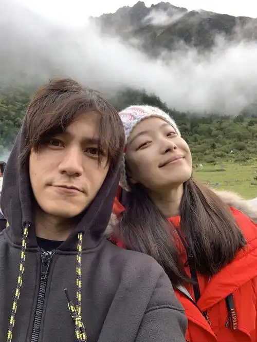 陈坤倪妮晒公益活动合照,卖萌搞怪cp感十足!