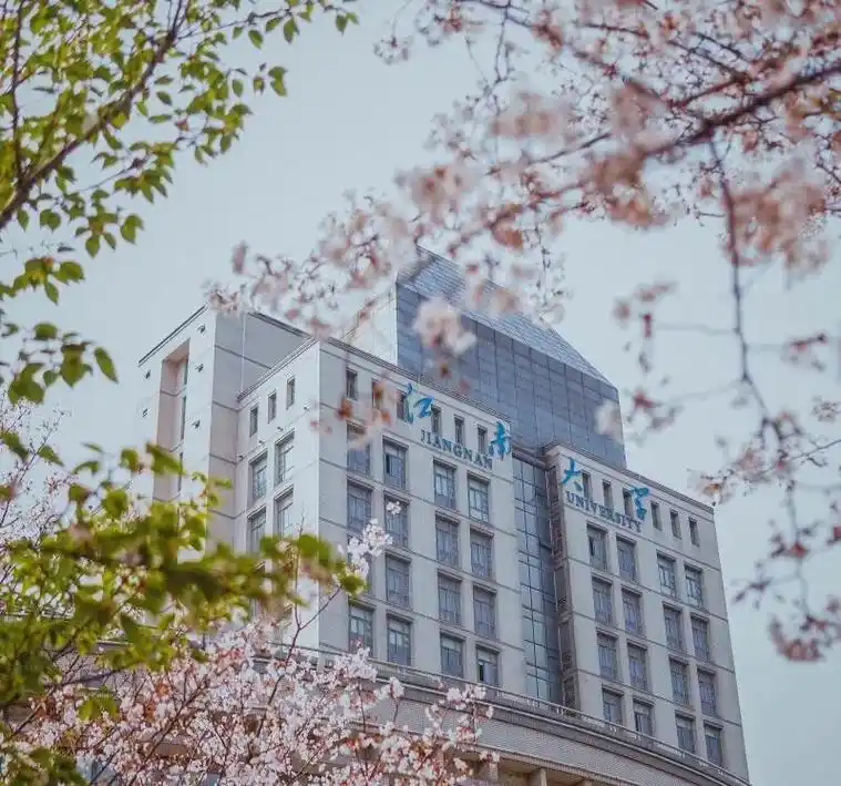 分享一组来自官方@江南大学 的图片,校园很美哦#最美大学 # - 抖音