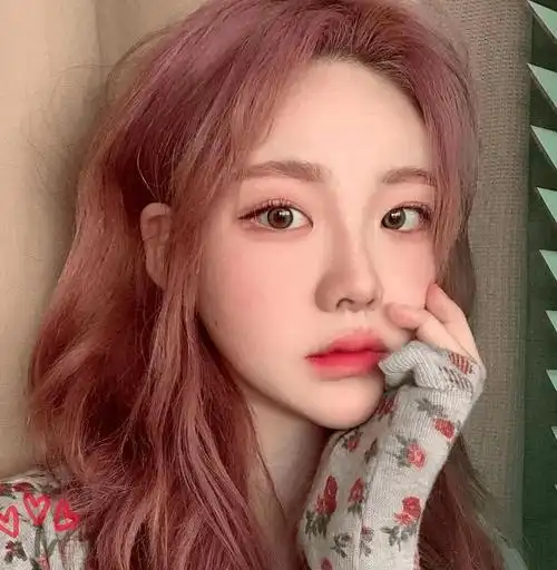 4,亚麻棕暖色系的棕,永远不过时的颜色染完就是韩系女艺人很活泼的