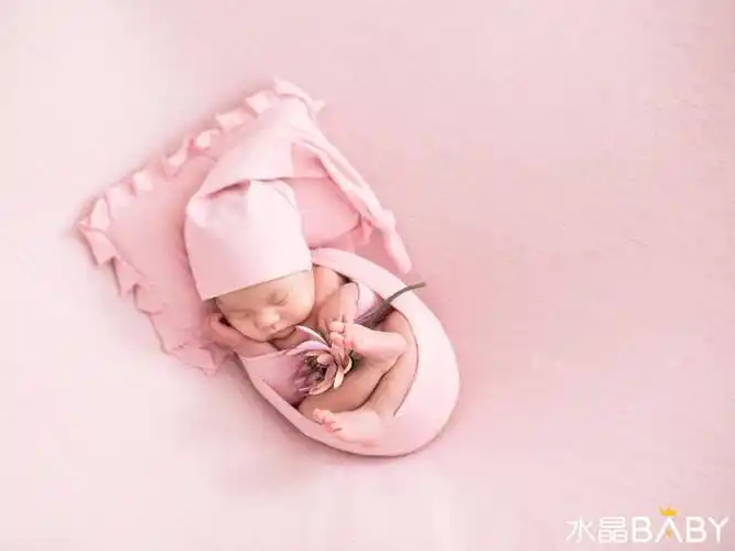 粉嫩宝宝呆萌可爱内景新生儿