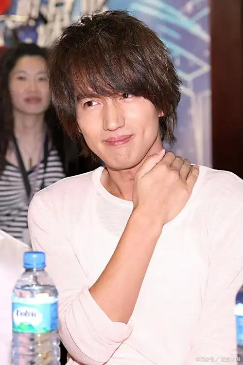 言承旭,1977年出生于台湾.