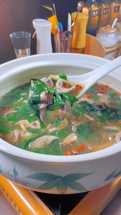 经常熬夜看手机的,一定要学会这个#枸杞叶猪杂汤.清淡爽口又下火!