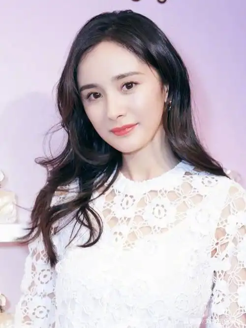 杨幂是天生的小脸,适合镜子.五官又精致,360度怎么拍都不怕.不对称吗?