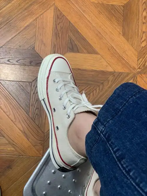 穿了两三年的匡威