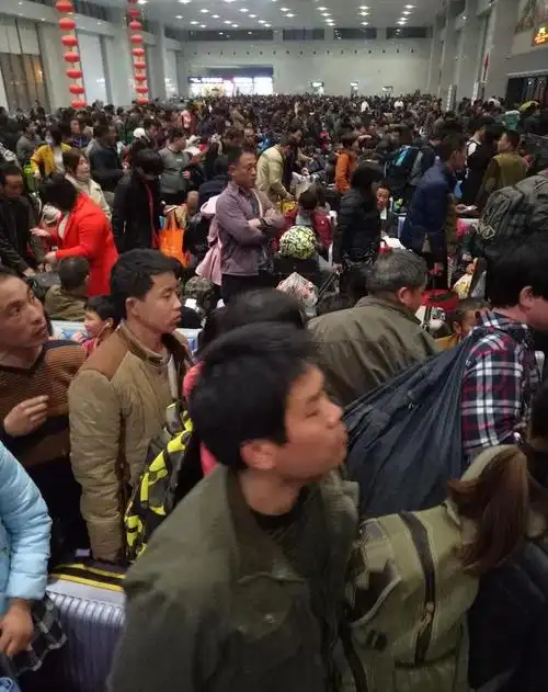 河南农村年轻人出去打工,村里只剩下留守老人儿童,看着心酸