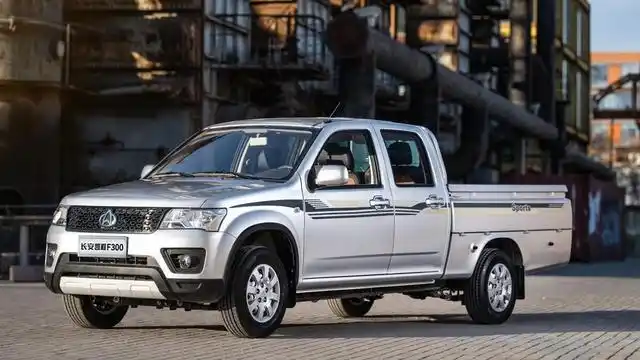 能拉货能载人,长安又一黑马皮卡车型来袭,配卤素头灯 前雾灯