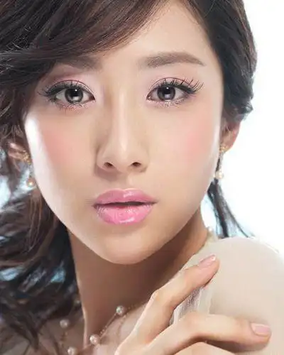 刘思彤,山东青岛人,大陆女演员,主持人,歌手.