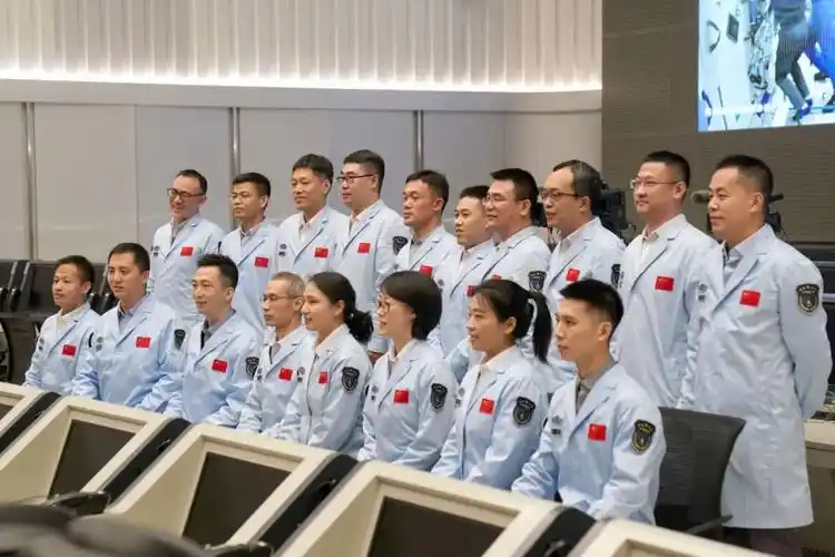 北京航天飞行控制中心长管团队的年轻人在飞控大厅内合影.