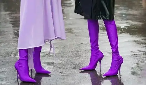 今年品牌推出的紫色鞋履真是又俏皮又可爱,丝毫没有老气的感觉,趁现在